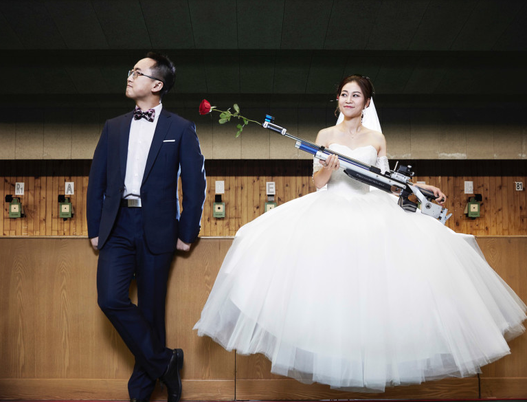 奥运冠军易思玲创意婚纱照 枪炮 玫瑰