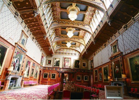 我想在墙上挂100幅艺术品,但我更想要简约的家