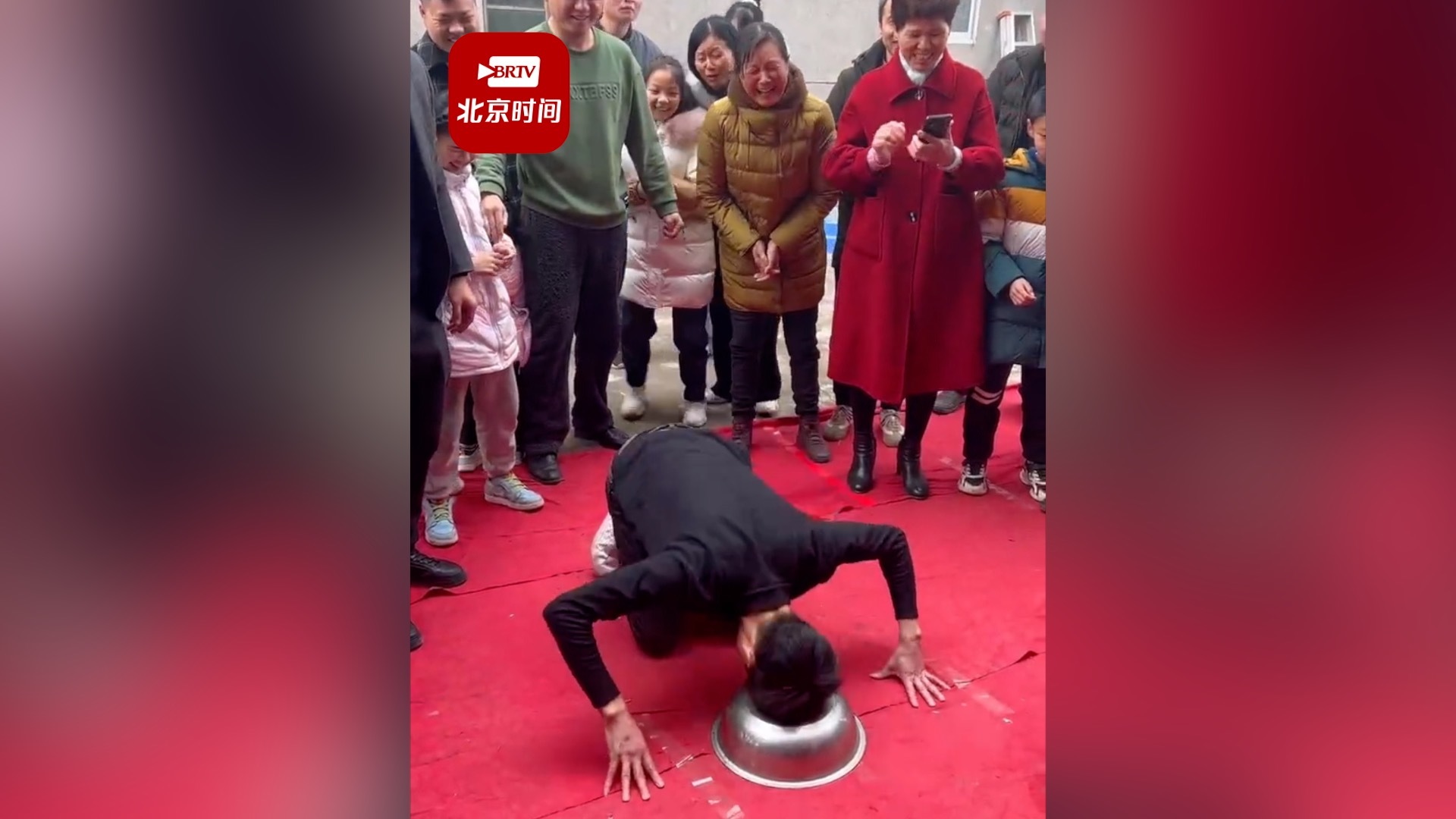 老人90大寿63位家人磕头贺寿 孙子：难得聚齐，盆都磕出大坑