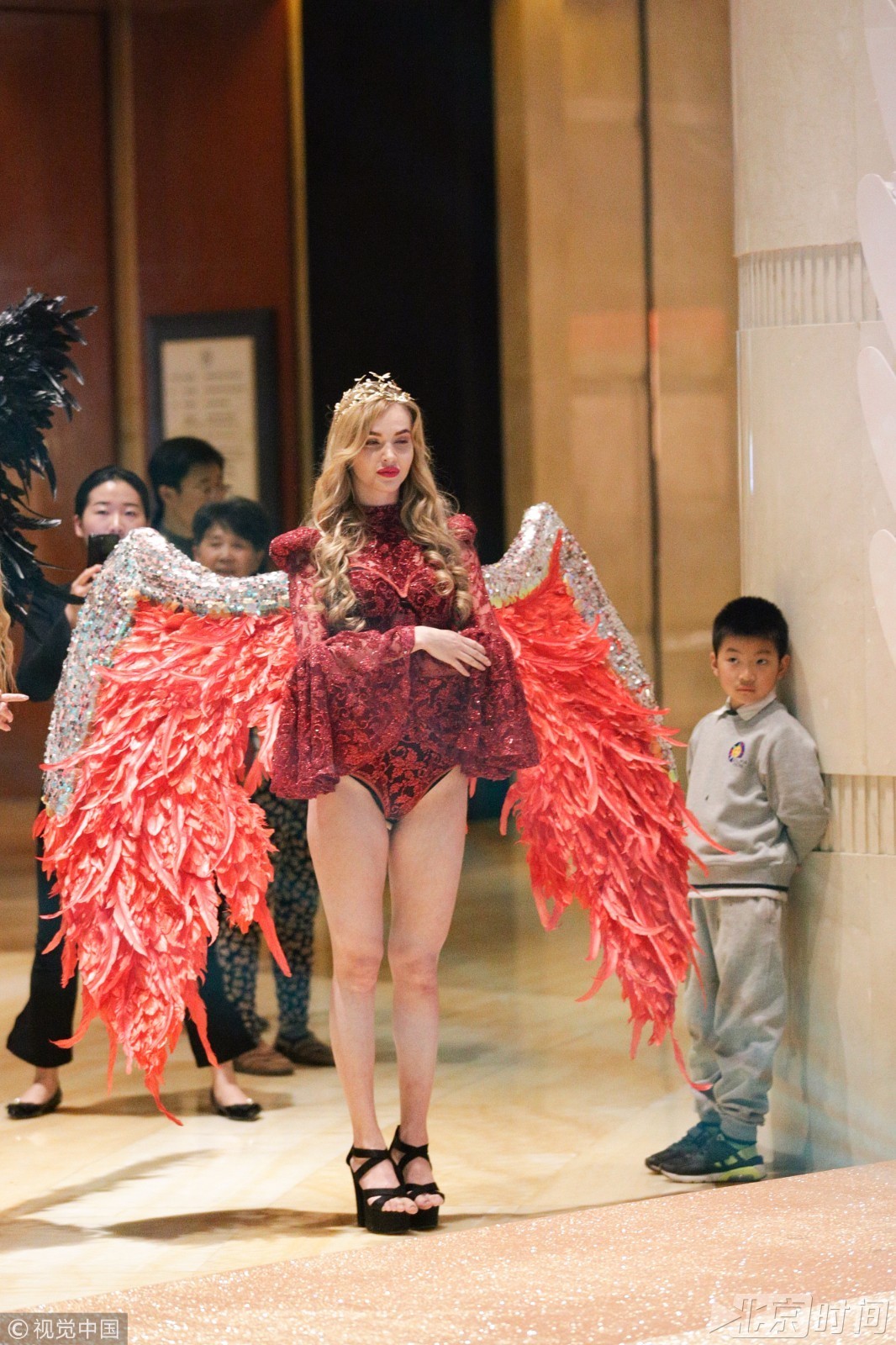 山寨维密秀长腿模特集体“刷屏” 身穿羽翼华丽走秀养眼十足 山寨维密秀长腿模特集体“刷屏” 身穿羽翼华丽走秀养眼十足