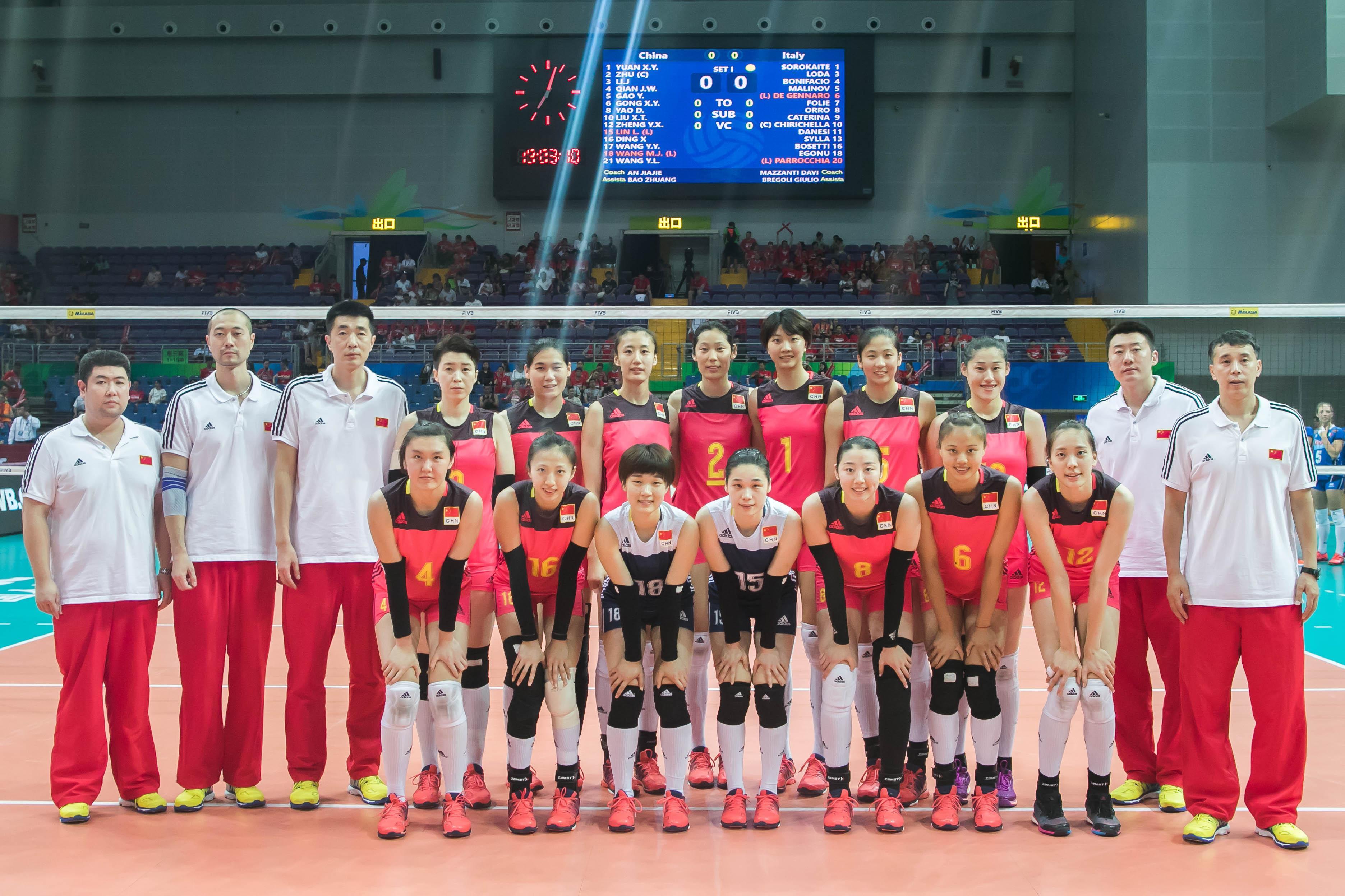 女排世界级球星霸占第一!郎平靠朱婷与她登巅