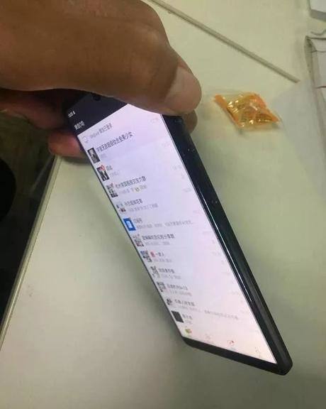 坚果R1被曝开胶和屏幕翘起,罗永浩:又不是不能