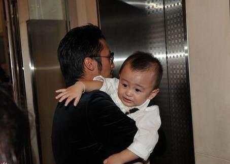 谢霆锋当初与张柏芝离婚的时候, 为何只争取了