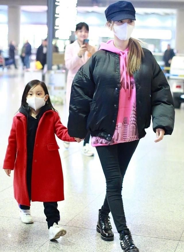 李小璐满头金发携女儿亮相机场,甜馨穿小红衣