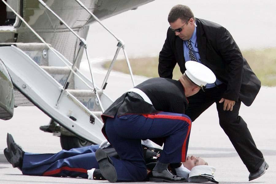 体质承受不住风度 盘点外国军人晕倒瞬间