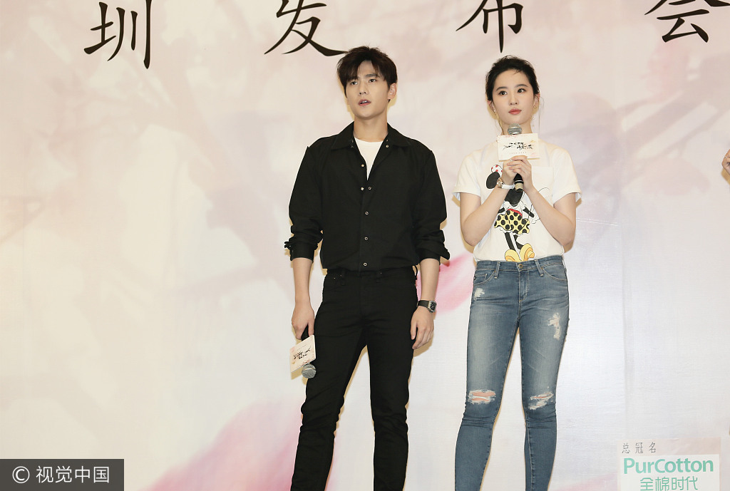 刘亦菲穿白T紧身牛仔裤显休闲 少女感十足