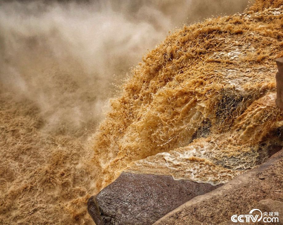 6月的壶口瀑布涛声如雷,震天动地,置身龙洞观瀑,令人顿生诗仙李白"