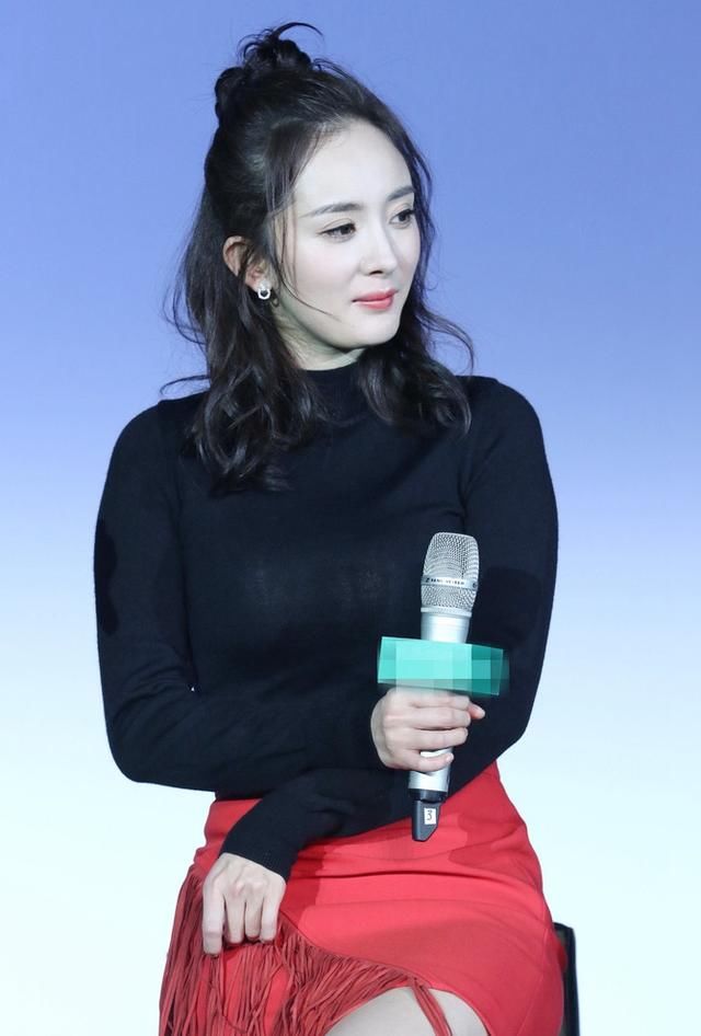 杨幂和Angelababy扎同款半丸子头发型,网友:两