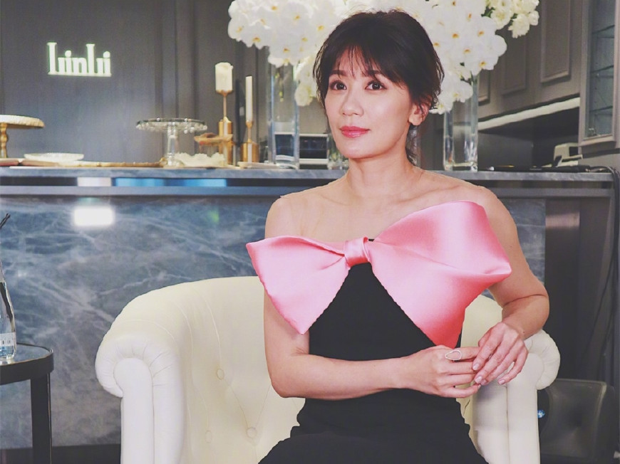 贾静雯素颜出镜皮肤松弛法令纹明显,网友:修杰楷对她肯定是真爱