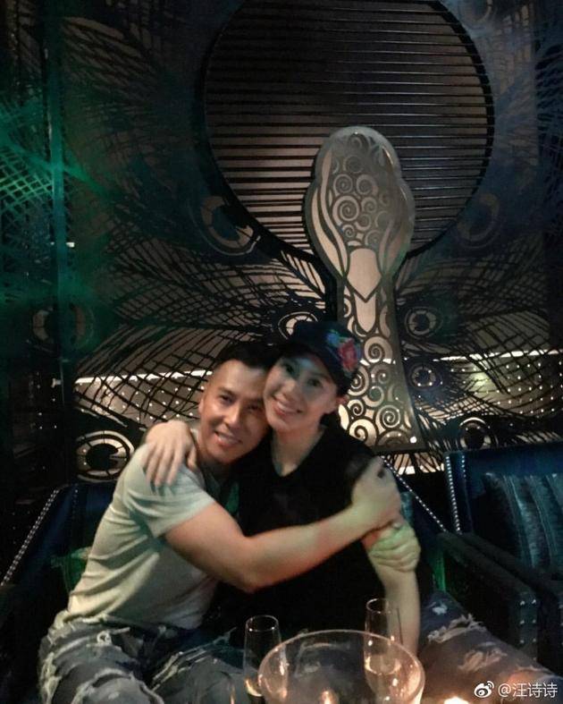 甄子丹与妻子甜蜜约会 秒变小男人依偎老婆怀里