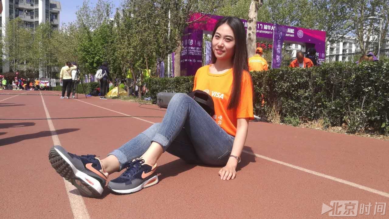 清华大学校园马拉松是由清华大学体育运动委员会主办,清华大学体育部、清华大学校团委承办的校园跑步赛事活动。北京时间女记者活动现场照。