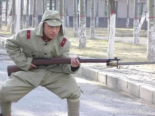 二战中日本兵帽子上的布帘有啥作用,日本网友