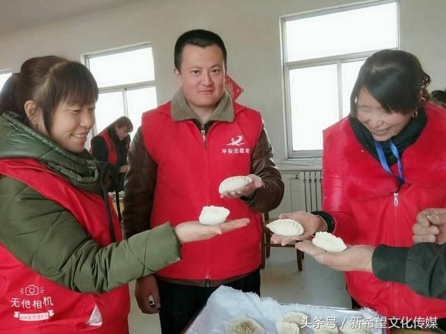 莒县平安志愿者牵手陵阳镇派出所开展节前敬老