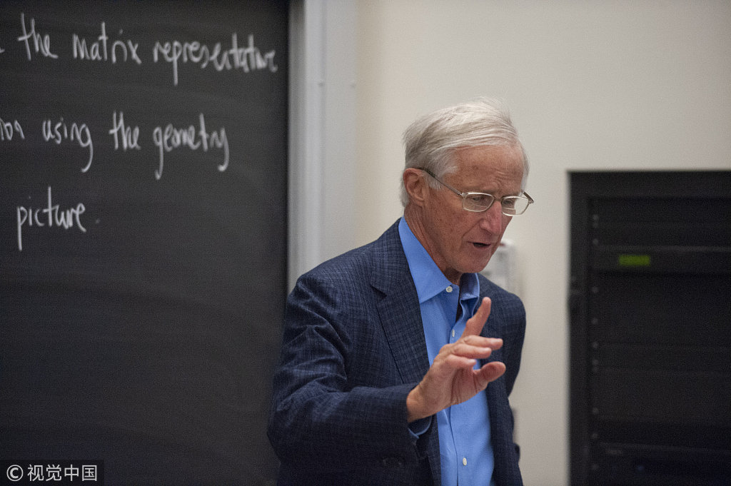 当地时间2018年10月8日，美国康涅狄格州纽黑文，2018诺贝尔经济学奖得主、耶鲁大学教授威廉·诺德豪斯（William D. Nordhaus）获奖后推迟召开新闻发布会，照常去给本科生上宏观经济学课程。瑞典皇家科学院当天宣布，将该奖授予威廉·诺德豪斯（William D. Nordhaus）和美国经济学家保罗·罗默（Paul M. Romer）， 以表彰二人在创新、气候和经济增长方面研究的杰出贡献。