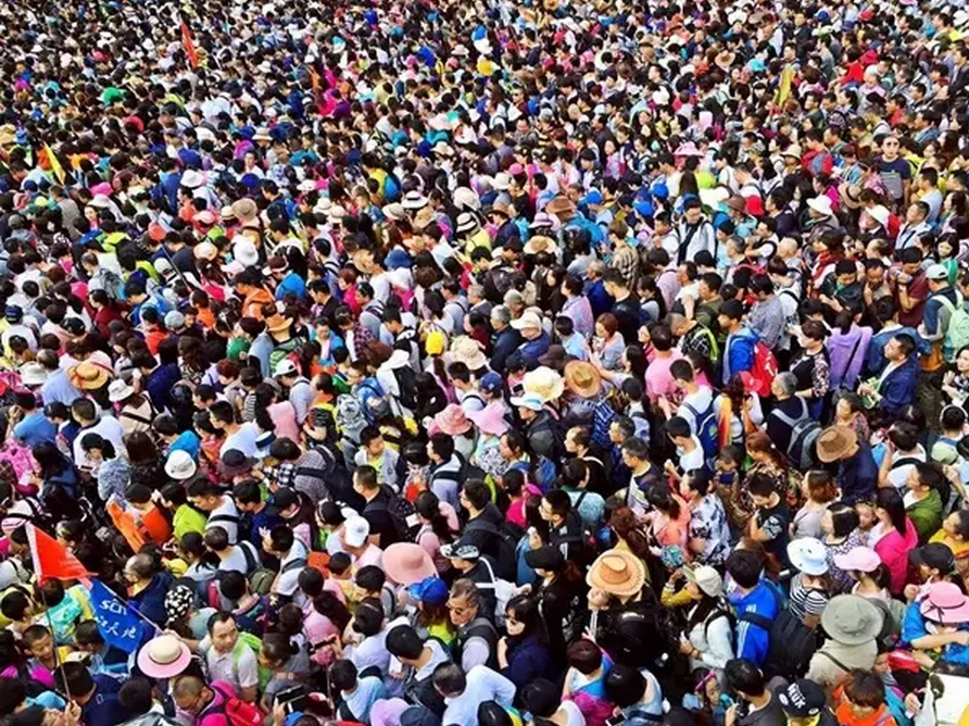 九寨沟进入旅游旺季 景区入口游客人山人海