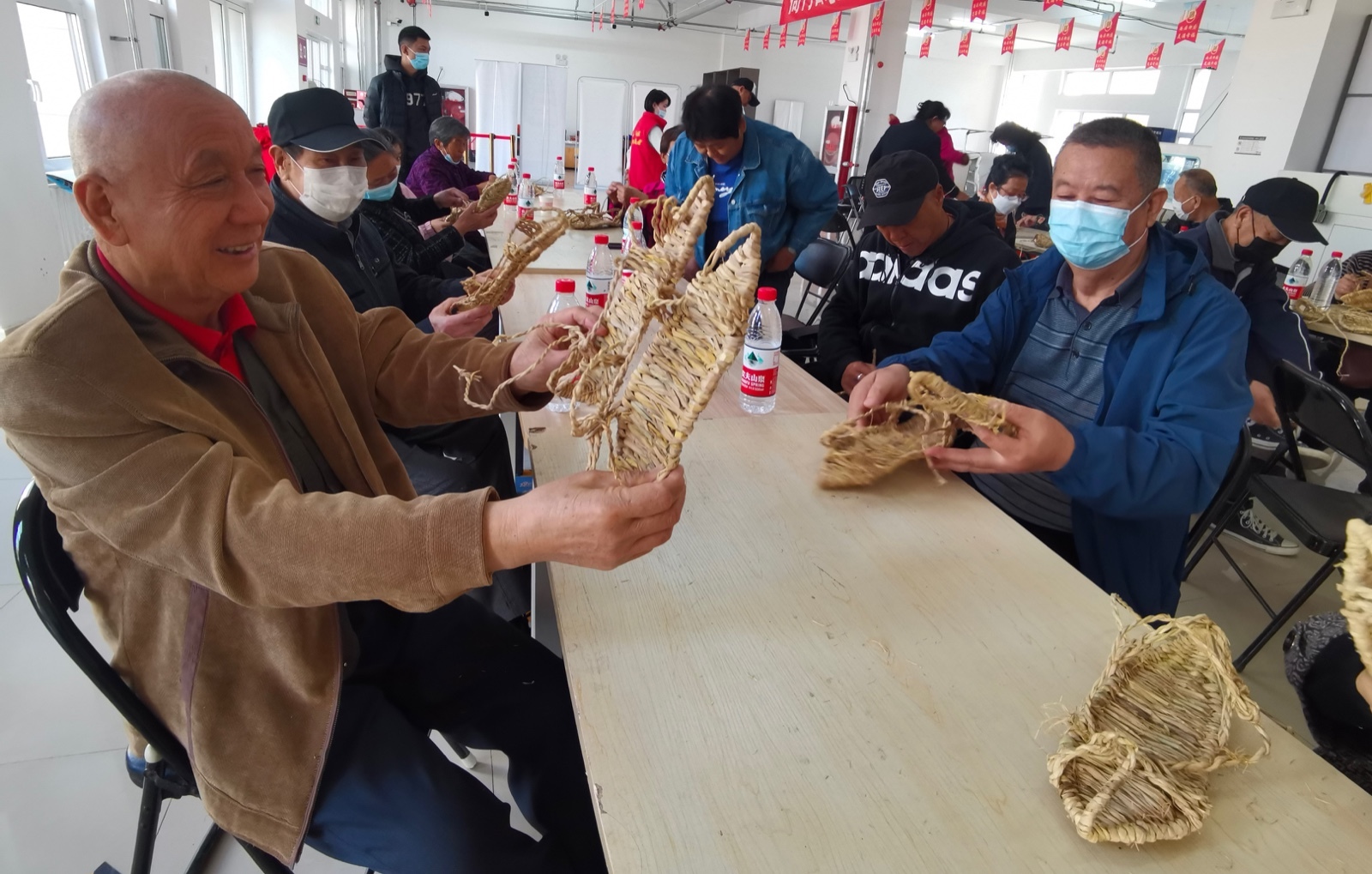编草鞋 趣运动 鲁谷居民邂逅春日美好 奔赴幸福瞬间_北京时间
