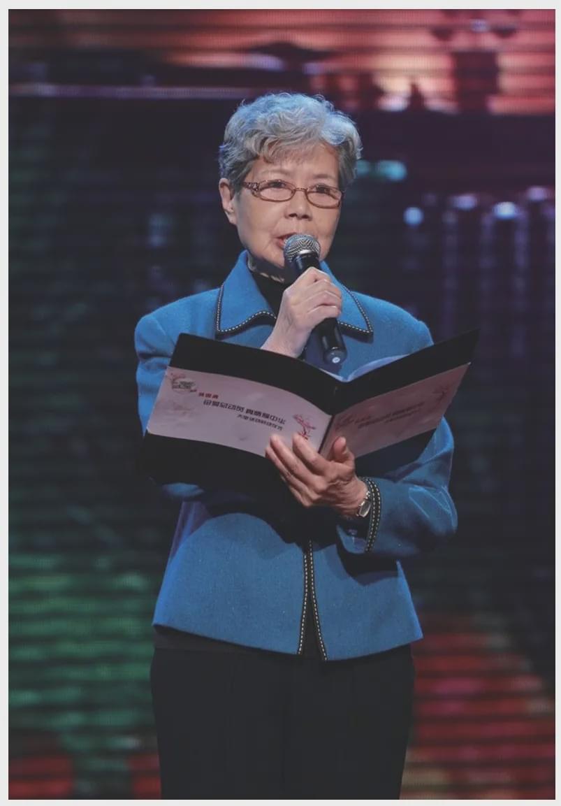 1982年,50岁的沈力接过《为您服务》的主持棒,成为国内第一档电视专题