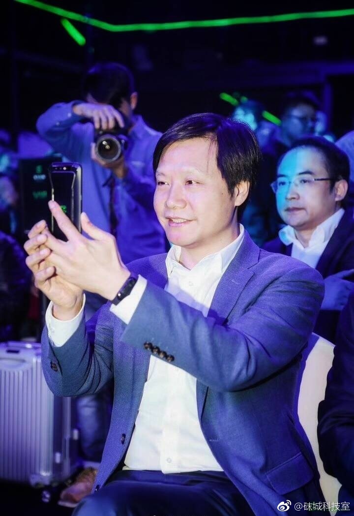 小米手环3惊现黑鲨手机发布会现场!雷军这次成