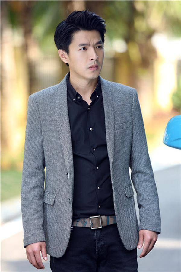 《爱来的刚好》剧照《爱来的刚好》剧照搜狐娱乐讯 由王连平执导,李威