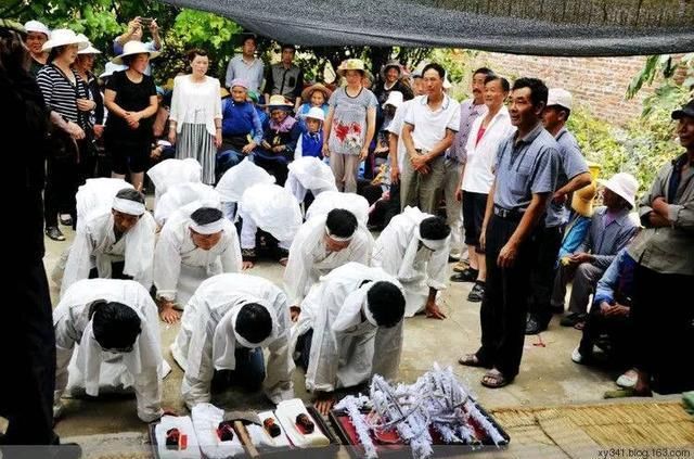 母亲头七,亲儿子忙挣钱不上坟,养子一人去祭奠