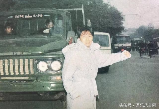 92年,周星驰漫游北京街头,那时你多大呢?