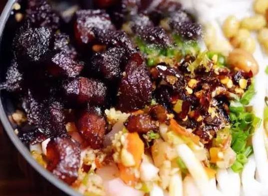 软哨选择五花肉,吃起来绵绵的也很香带点甜咸味,有很多贵阳人会把脆哨