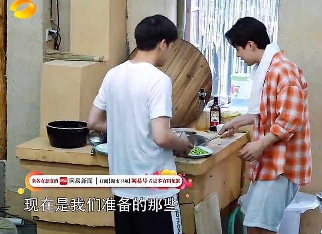 大华人设崩塌,网友:看见黄磊进来就刘宪华就拿