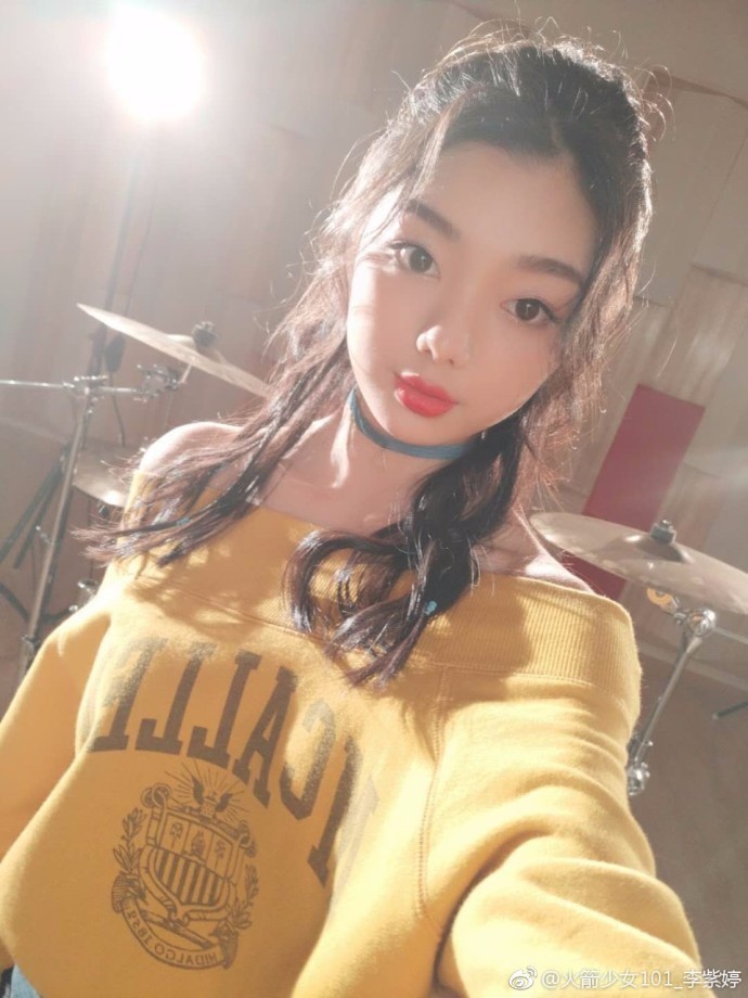 火箭少女李紫婷晒开学照 坐书柜里读书摆拍秀