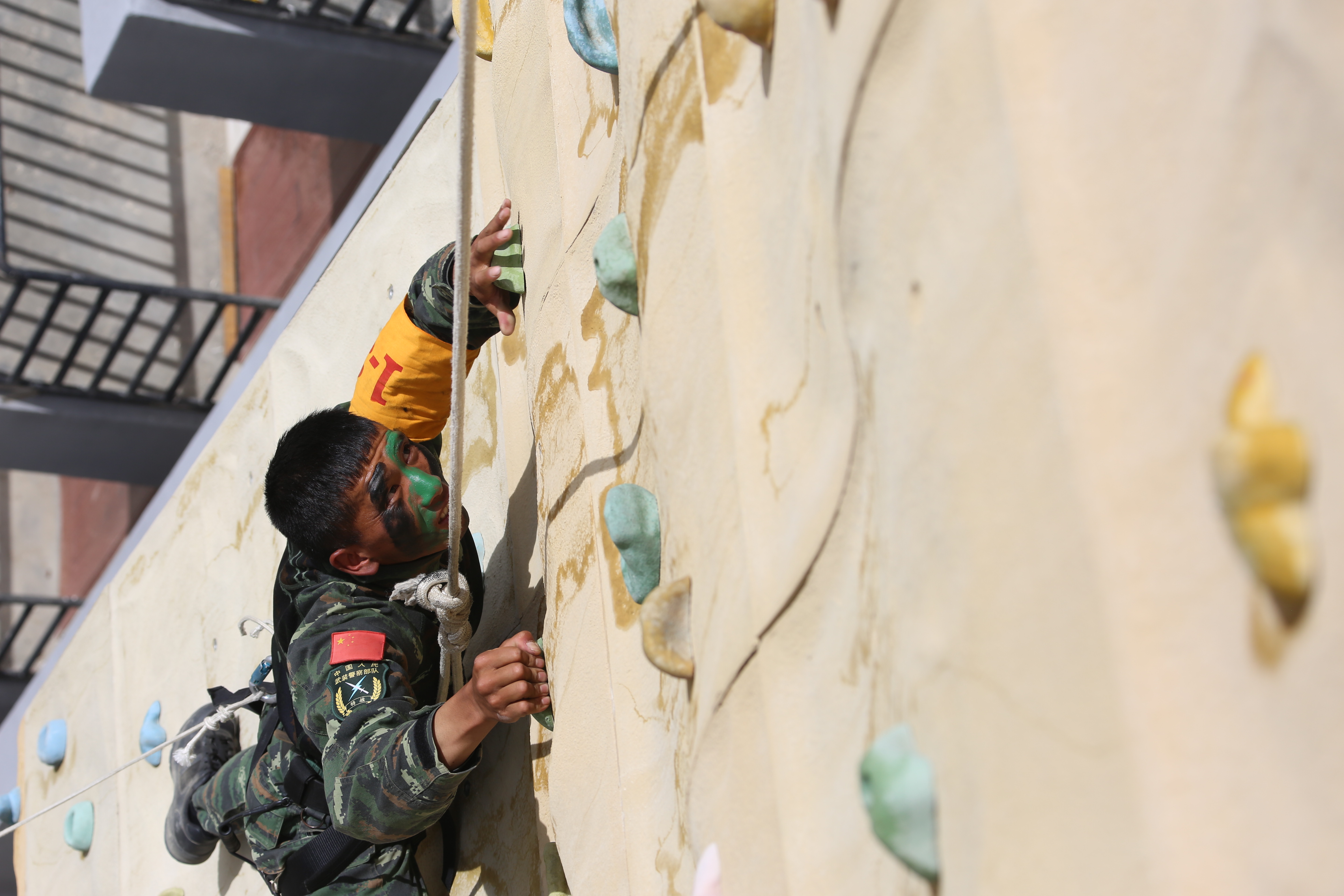 武警西藏总队官兵进行攀岩训练。葛涛摄