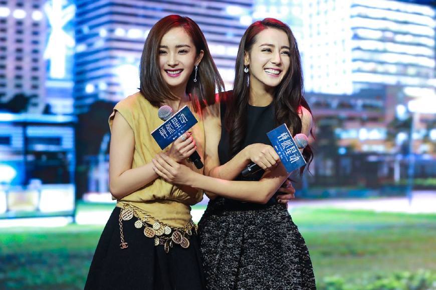 邓超仅用两字评价迪丽热巴颜值,网友:被美貌震