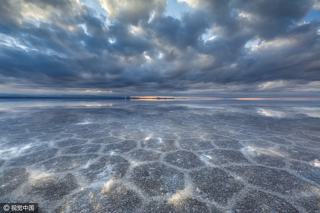 玻利维亚乌尤尼盐沼, 面积至少10582平方千米.