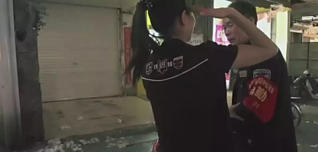 他赤手空拳打成夜市市长,小摊贩每年上交的管