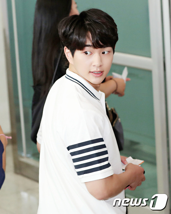 [shinee][新闻]170619 温流钟铉现身金浦机场前往济州岛 白衣小哥好