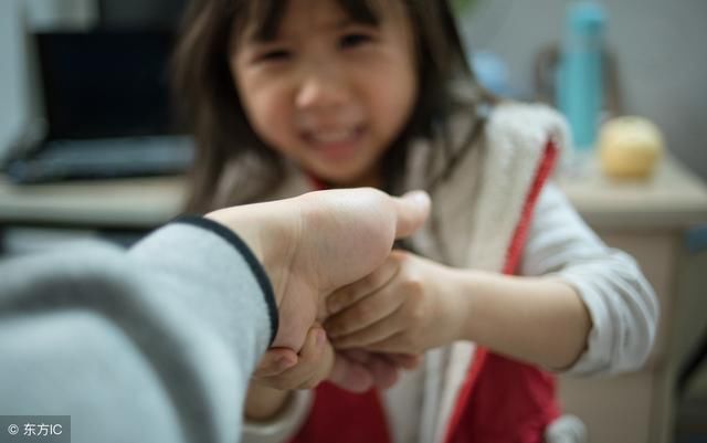 刚上一年级的孩子出现厌学情绪,妈妈很后悔学