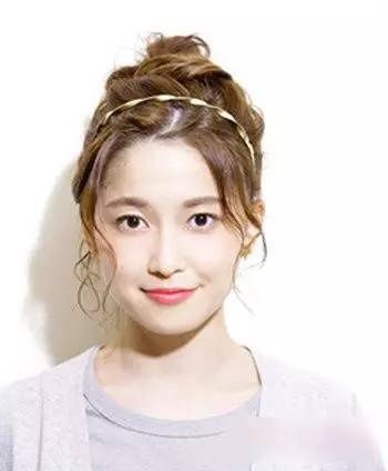 头发这样扎,立马成为男人眼中的气质女人