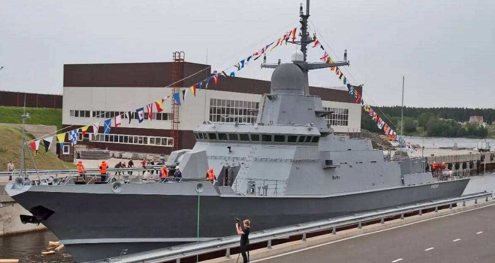 国产航母归来之际,世界最小战舰离开港口,排水量仅800吨