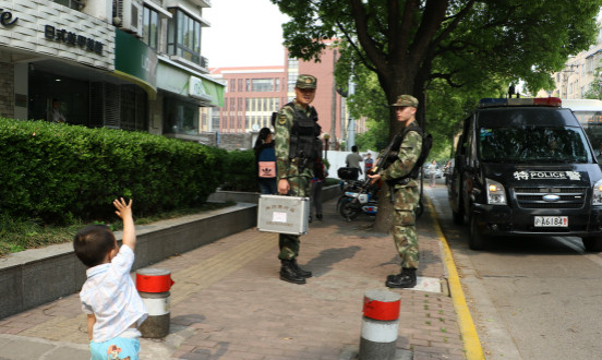 武警执勤偶遇两岁儿子求抱抱 网友泪目:史上最