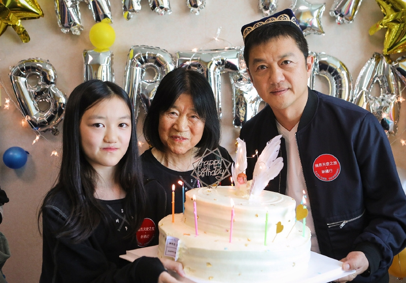 李亚鹏生日李嫣和奶奶惊喜现身 父女俩生日会