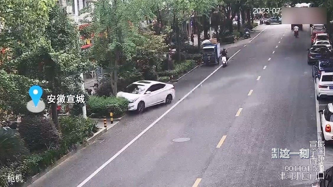 车辆失控撞上绿化带 竟是夫妻吵架气的误将油门当刹车