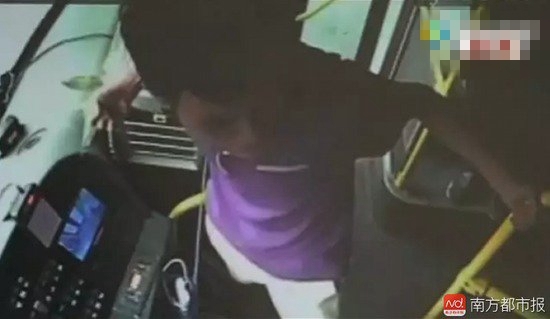 男子自称手机遗落公交车却没找到 泄愤暴打司机