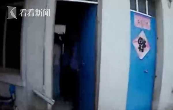 变态男偷窥女厕蹲位 连小伙也不放过