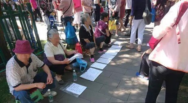 中国式相亲:房子最好三环以内 有户口残疾也行