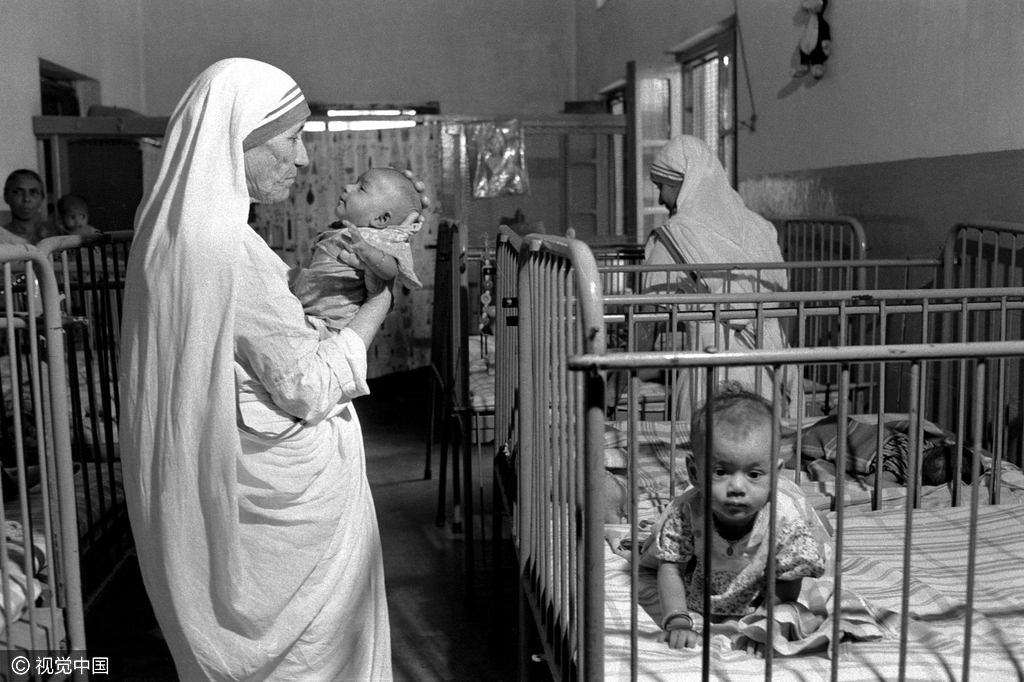 特蕾莎修女怀抱新生儿。