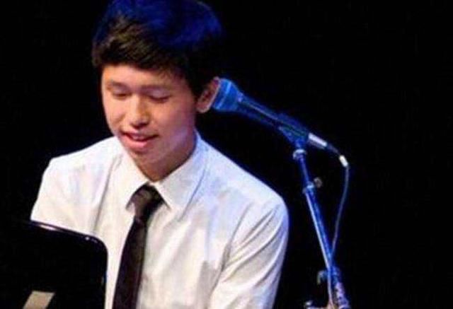 明星兄弟姐妹颜值差距大:关晓彤姐姐像男孩,余