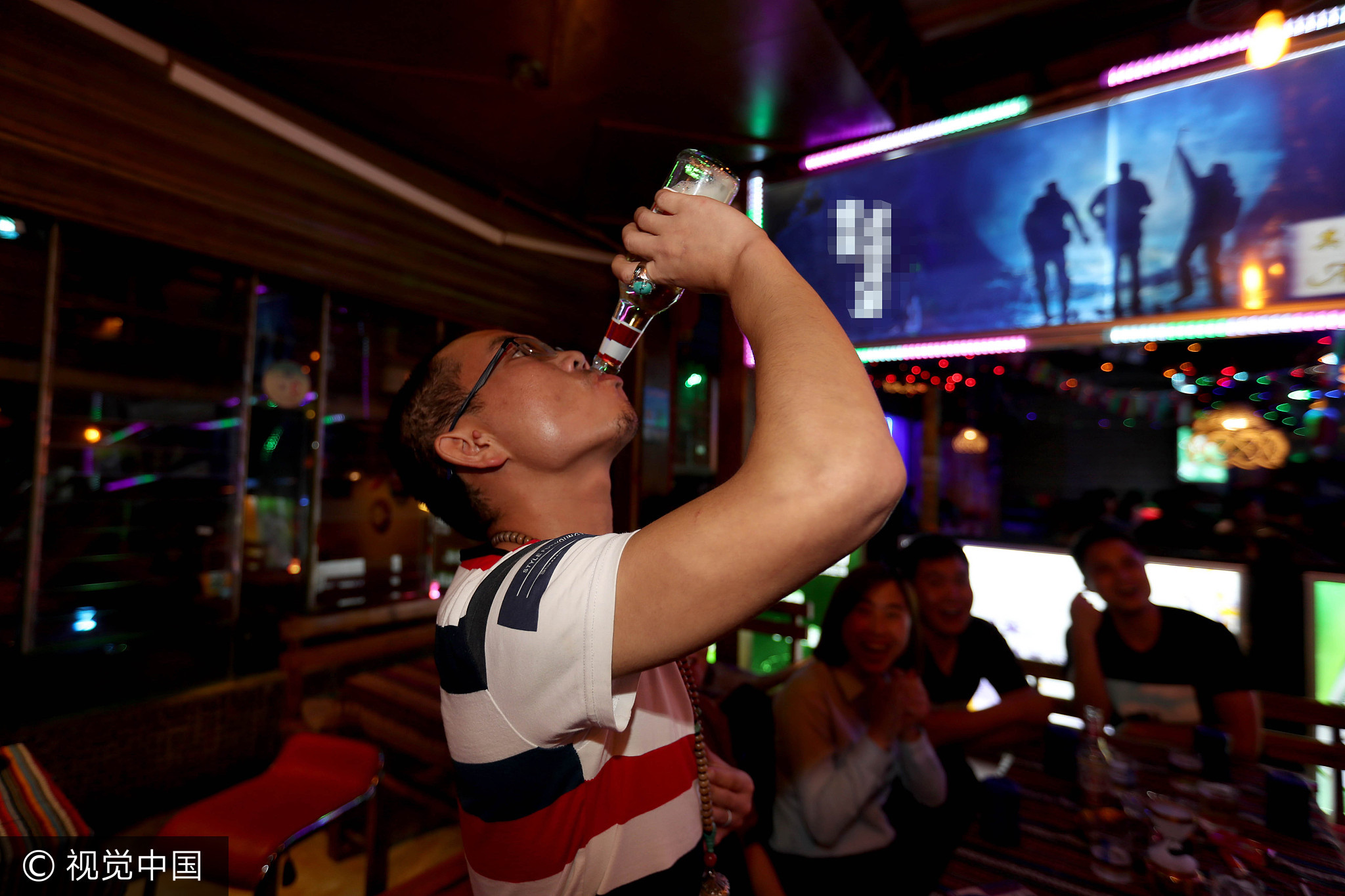 80后小伙开酒吧月入三万 拼命喝酒赚回头客