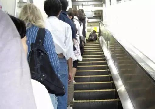 中国女孩到日本游玩,坐电梯时却受到日本人的