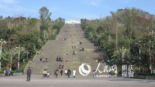 出于求知欲，小编搜了一张图……这条长梯长1400余米，宽30米，垂直高差达200多米，梯步1500余步。重要的是……这条楼梯……是给摩托车跑的……