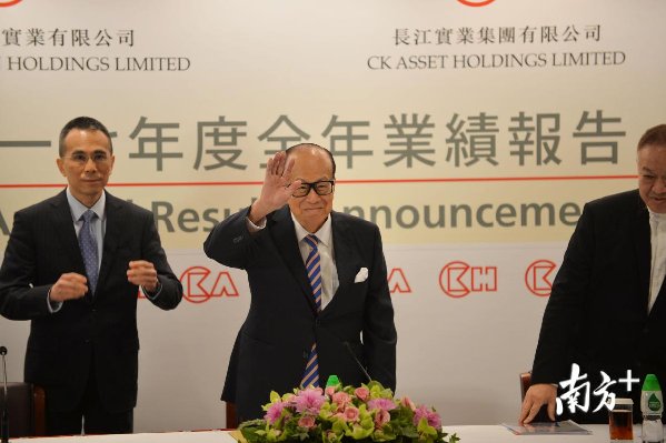 香港长和集团主席李嘉诚宣布退休 长子李泽钜