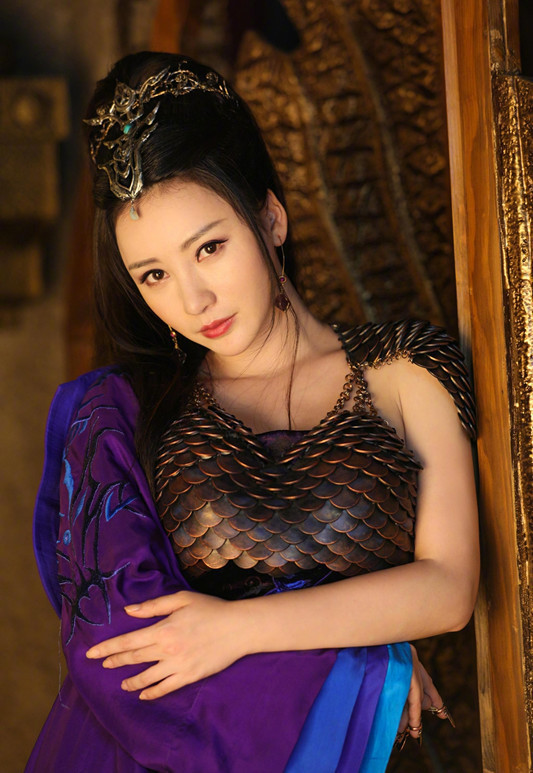 柳岩晒照 铁鳞软猬甲上围突出