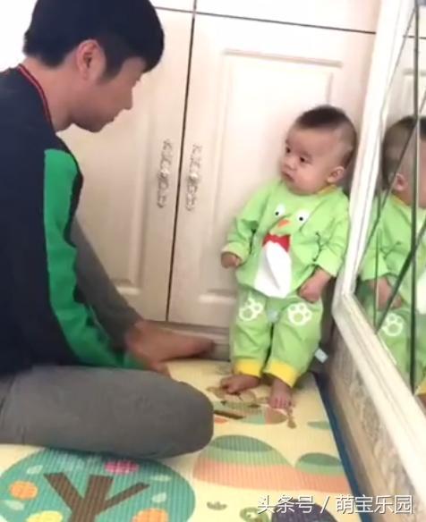 小萌娃被爸爸给放到墙角罚站,委屈的小模样实在是萌逗了 小萌娃被爸爸给放到墙角罚站,委屈的小模样实在是萌逗了